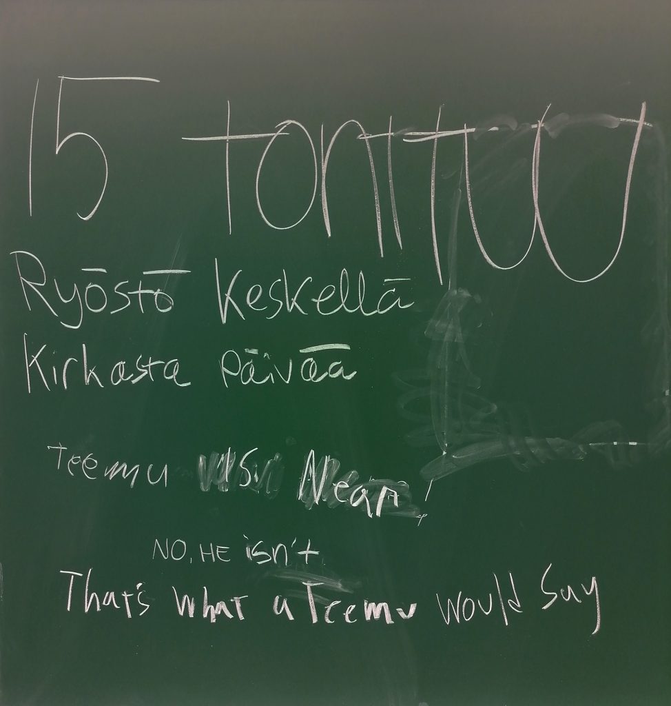 Liitutaulu, jossa lukee "15 tonttuu", "Ryöstö keskellä kirkasta päivää", "Teemu is near", "No he isn't" ja "That's what a Teemu would say".